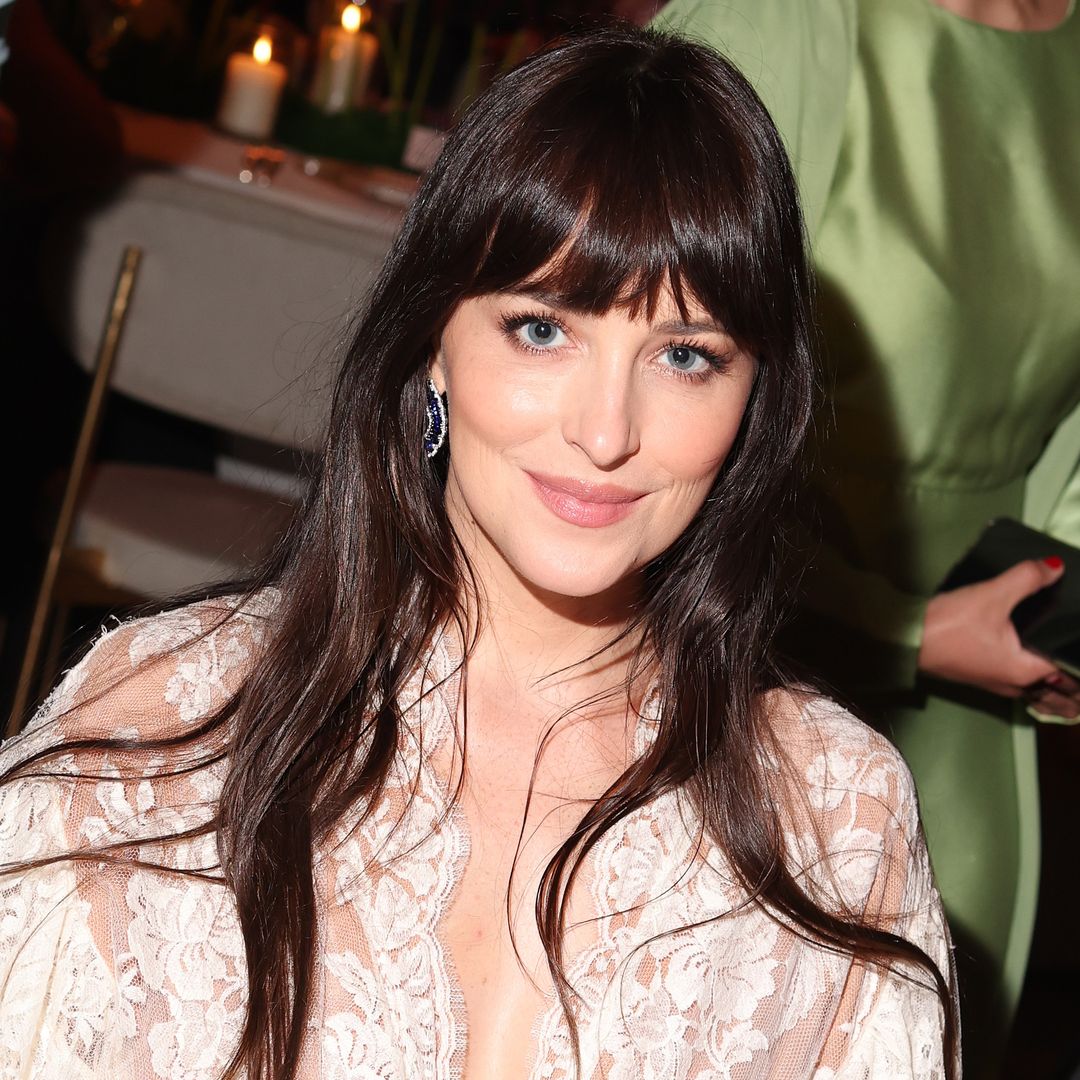 Dakota Johnson y su gesto romántico y revelador junto al cantante Role Model, 8 años menor que ella