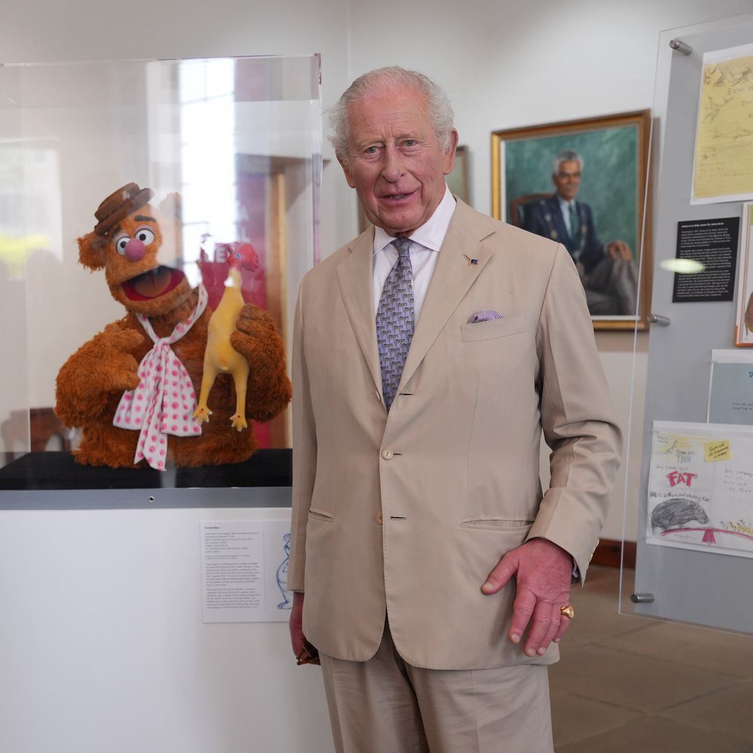 Carlos III posa con los 'Muppets' durante su viaje a Bermudas: "Lamento haber tardado tanto"