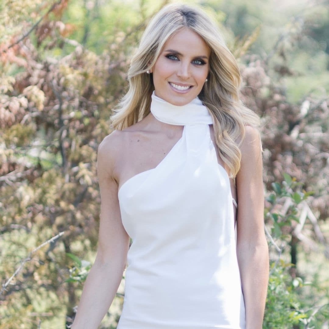 Angie Rigueiro se viste de novia antes de tiempo con un traje blanco a medida y fular
