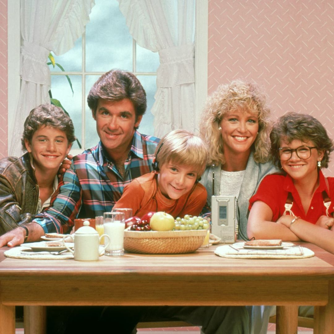 La mítica serie de los 80 que vuelve a televisión y de la que se puede seguir aprendiendo: "En esa casa casi nadie se sienta a hablar, casi todo se dice de pie"
