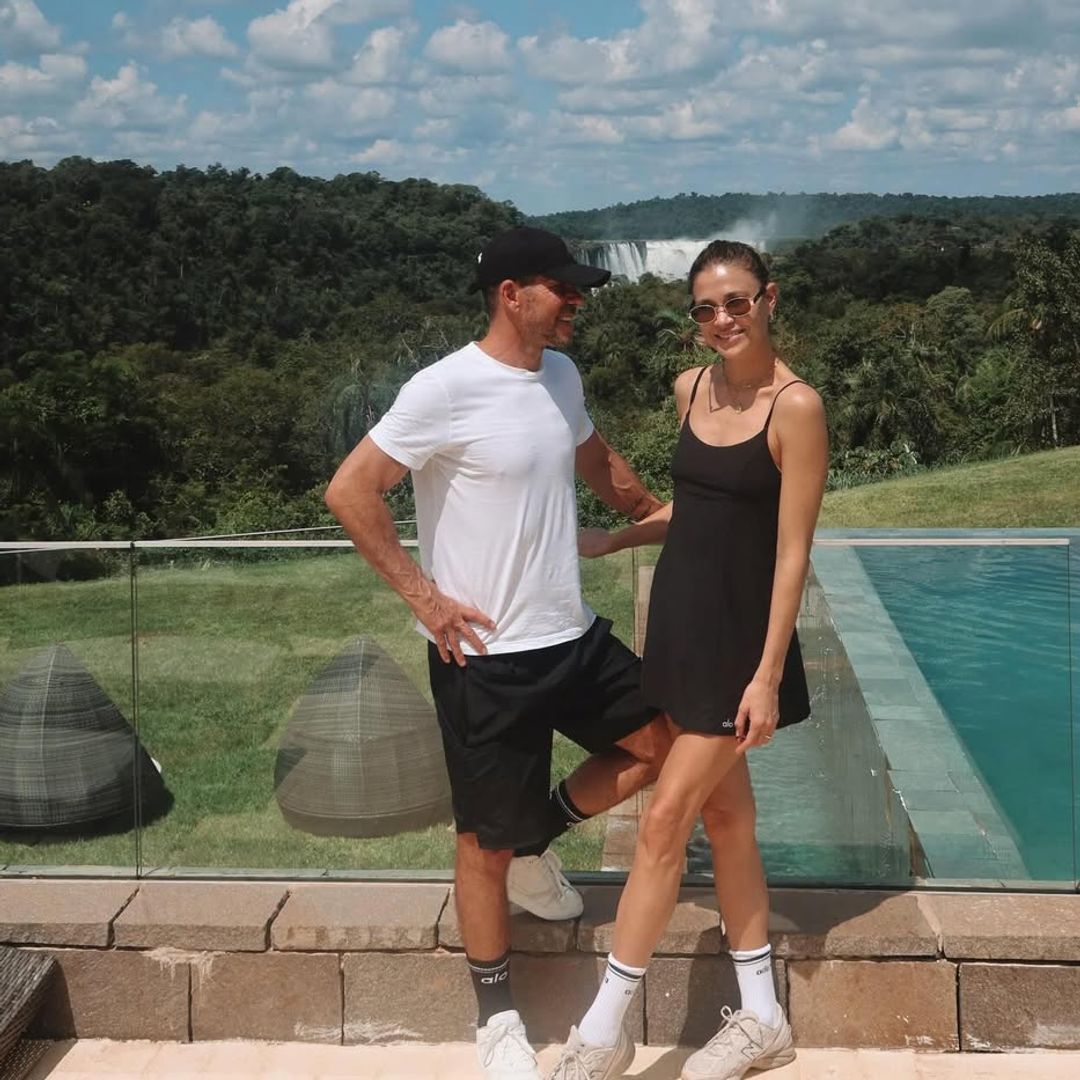 Carla Pereyra y Diego Simeone en las cataratas de Iguazú, Argentina y Brasil