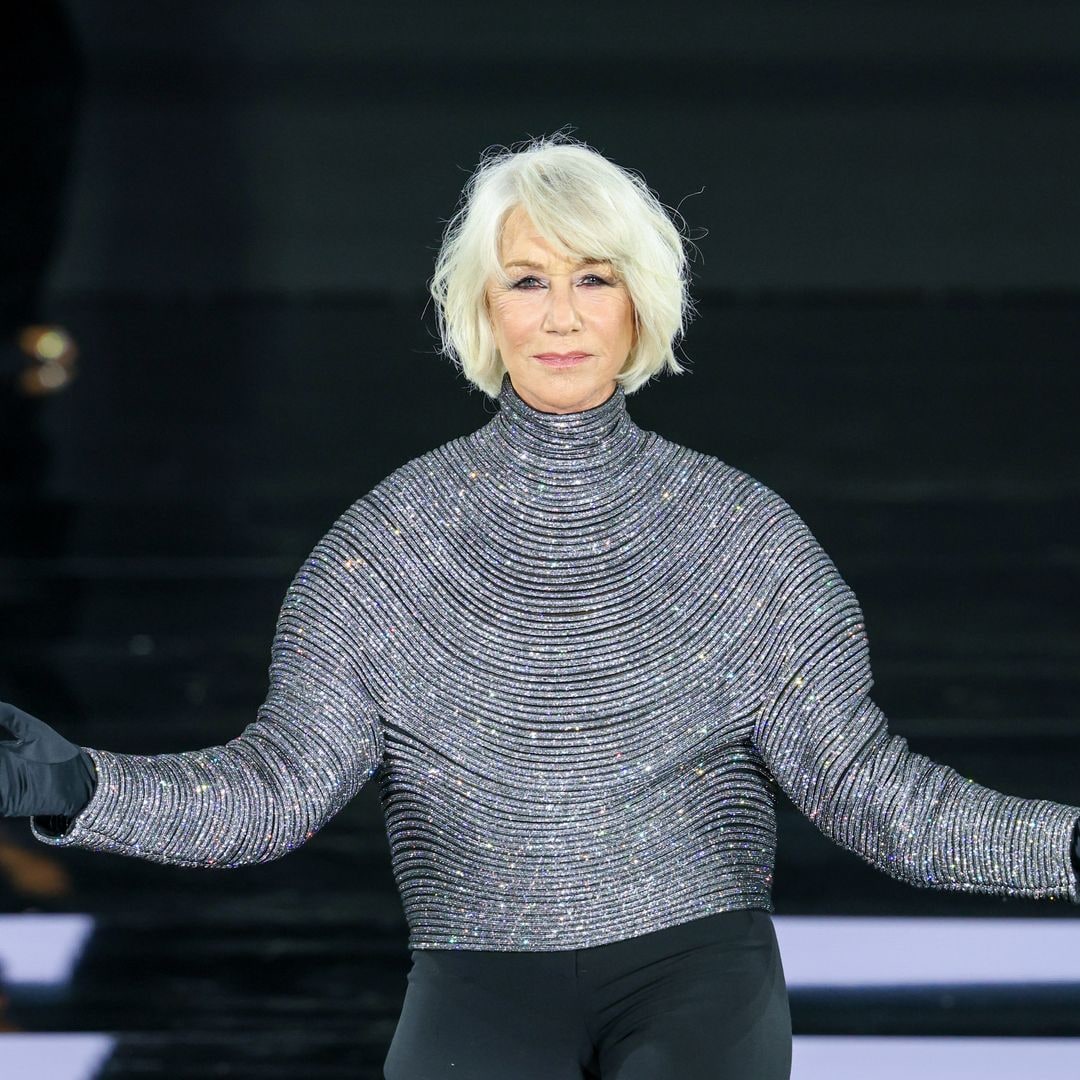 Helen Mirren impacta sobre la pasarela de París: a sus 80 años, más sensacional que nunca
