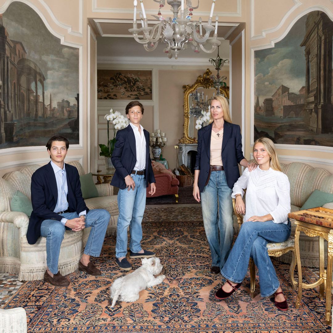 Angera posando con su familia