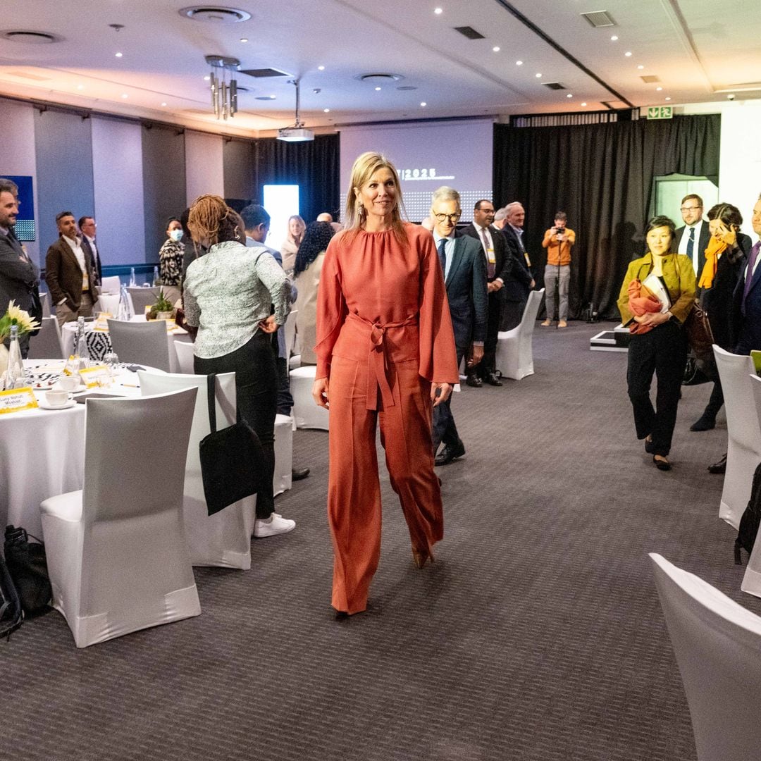 La reina Máxima con un mono de invitada salmón en Sudáfrica