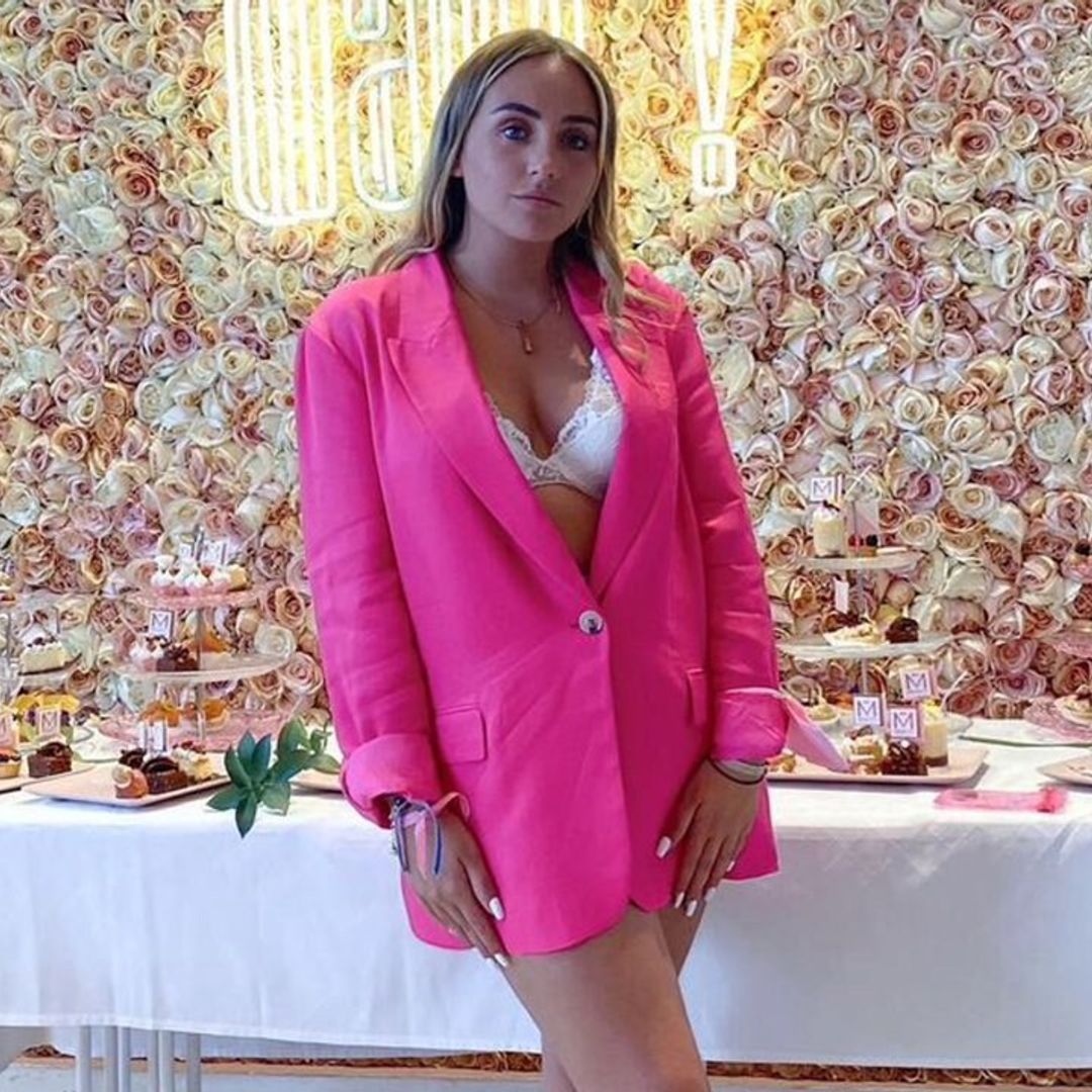 ¿Qué nos quiere decir Rocío Flores al llevar el traje fucsia de Rocío Carrasco?