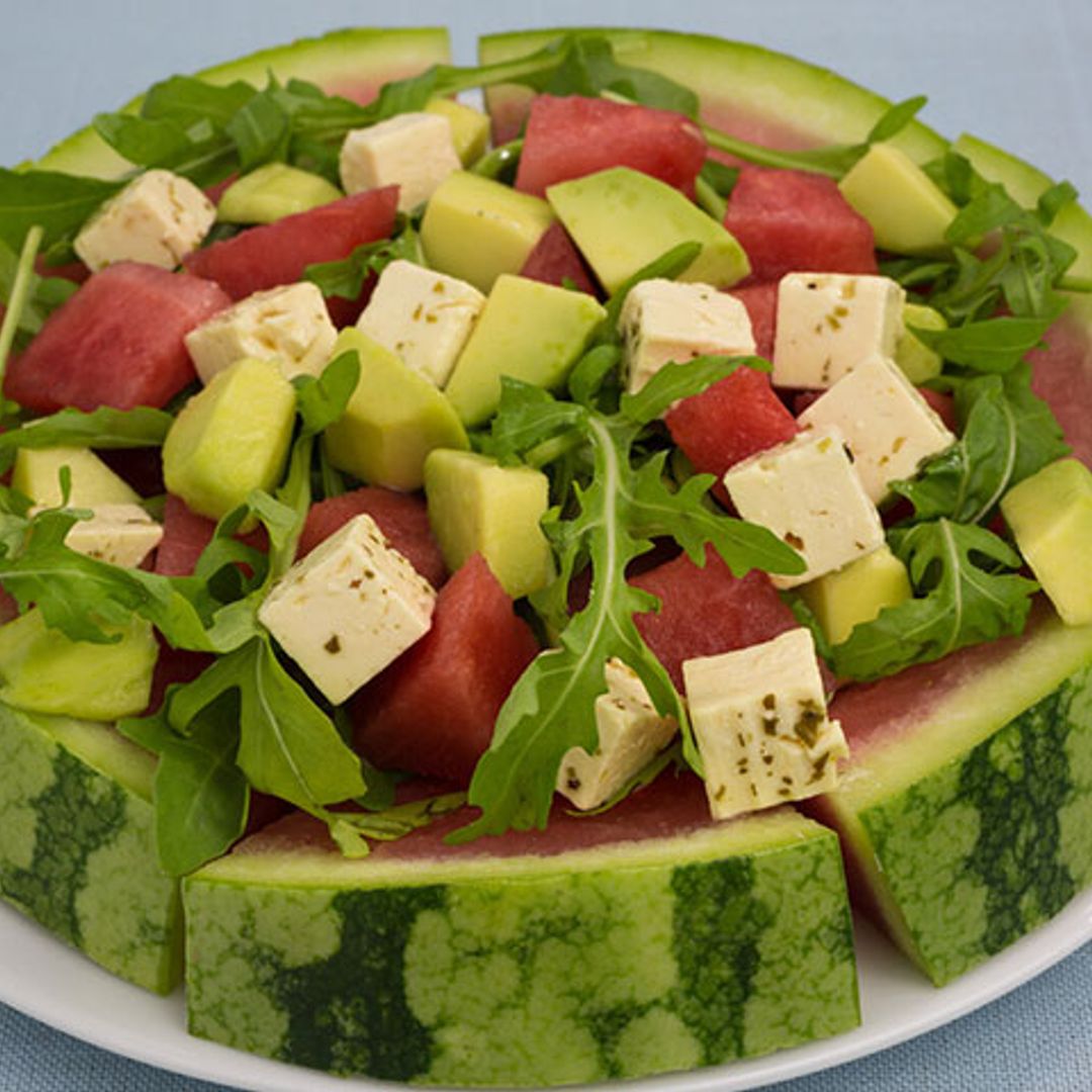 Ensalada de sandía con aguacate y queso