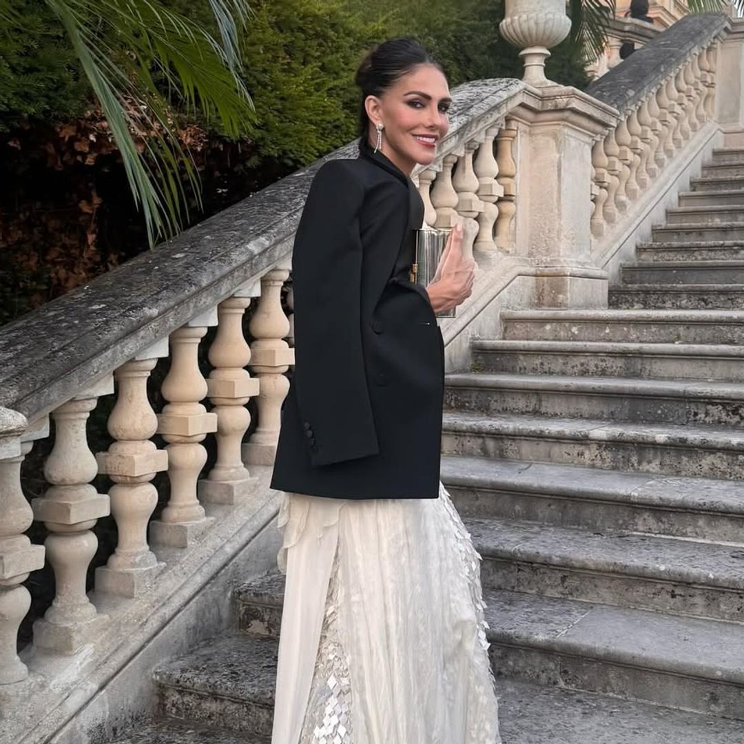 Adriana Abascal convierte un castillo francés en su pasarela con un romántico vestido de tul y escamas efecto sirena
