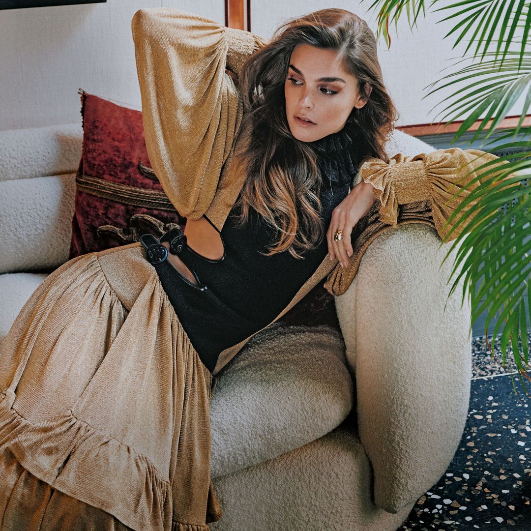 Judith Fernández sentada en un sofá