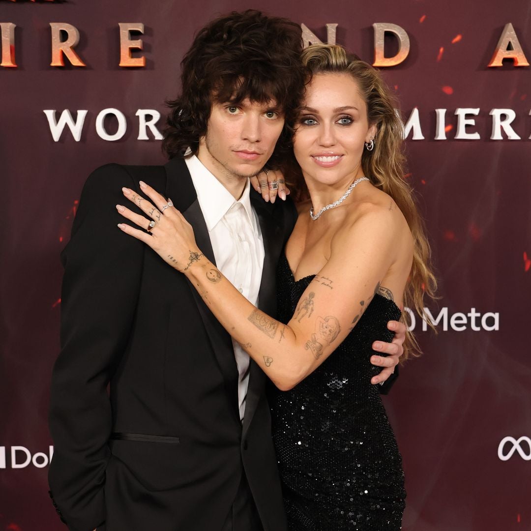 Miley Cyrus y Maxx Morando asisten al estreno mundial de “Avatar: Fire and Ash” de 20th Century Studios.