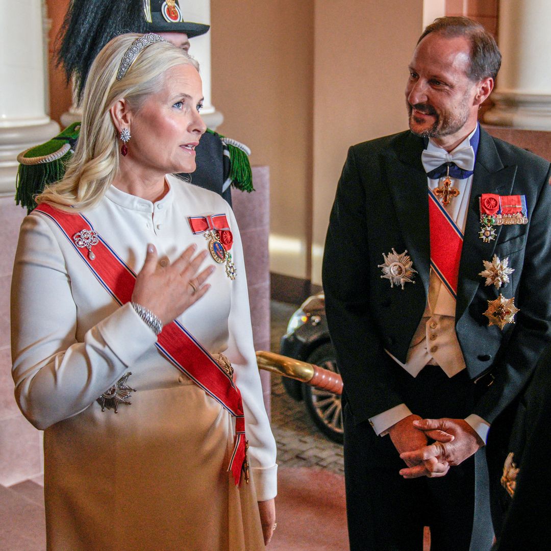 Mette-Marit, cada día más apartada: fuera de la visita de Estado por un deterioro de salud mientras sigue acorralada por su relación con Epstein