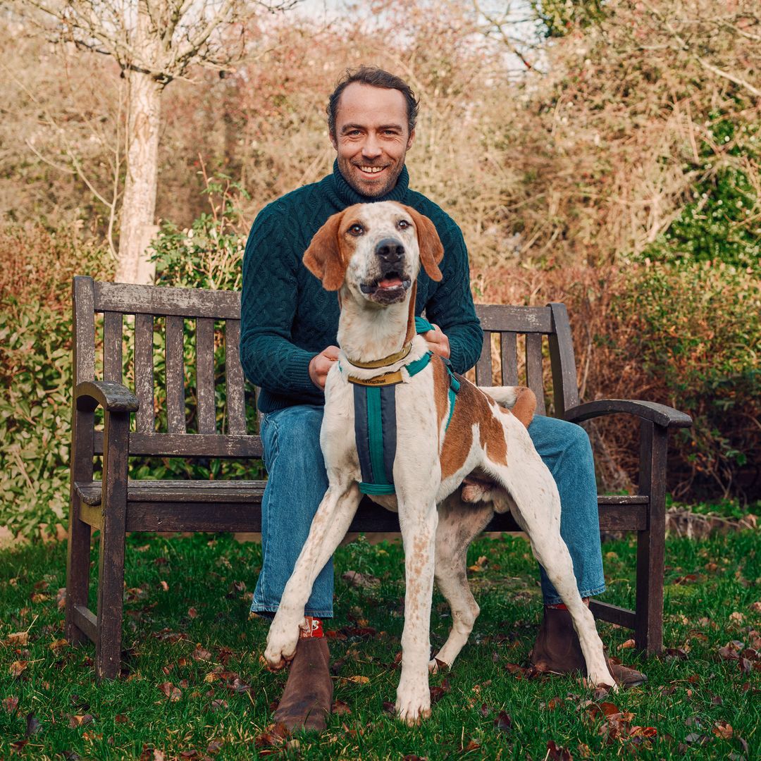 James junto a Hartley, una mascota a la que le esta buscando una familia que la quiera adoptar 