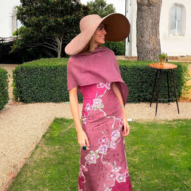 Invitada con capa y tocado