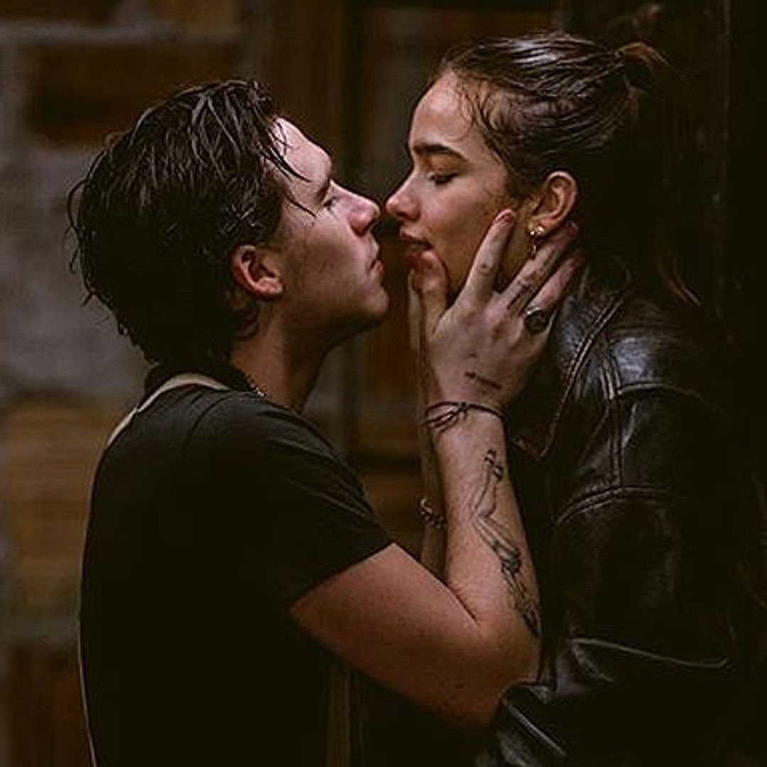 Brooklyn Beckham tras los pasos de sus padres con su novia, Hana Cross