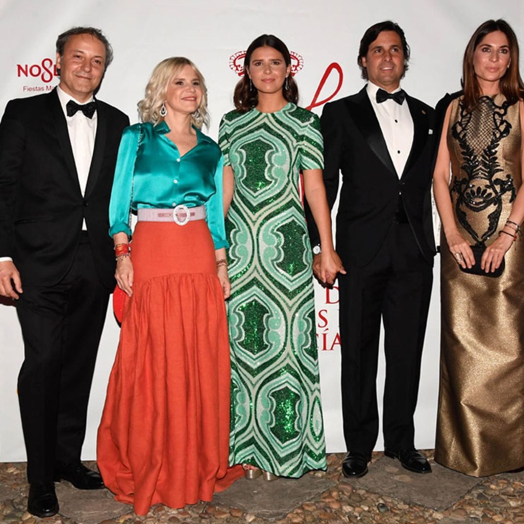 Cayetana Rivera, protagonista del arranque de la Feria de Sevilla, posa exultante con sus padres