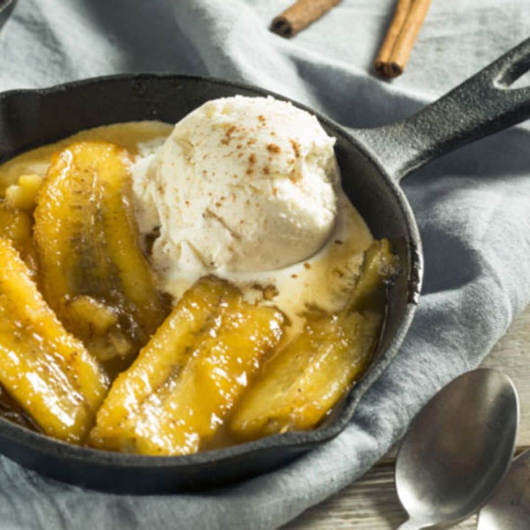 Plátano a la mantequilla con helado de vainilla