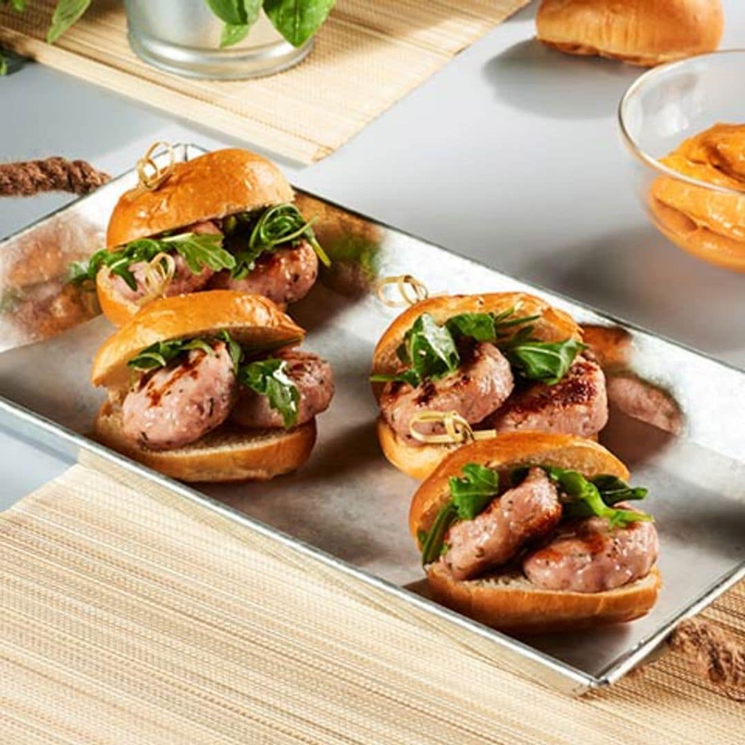 Pulgas de hamburguesas de conejo con rúcula y salsa brava