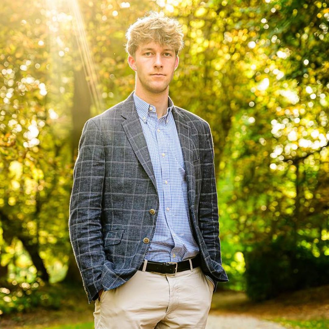 El príncipe Emmanuel de Bélgica celebra su 21 cumpleaños con un nuevo retrato oficial... y todos dicen lo mismo nada más verlo
