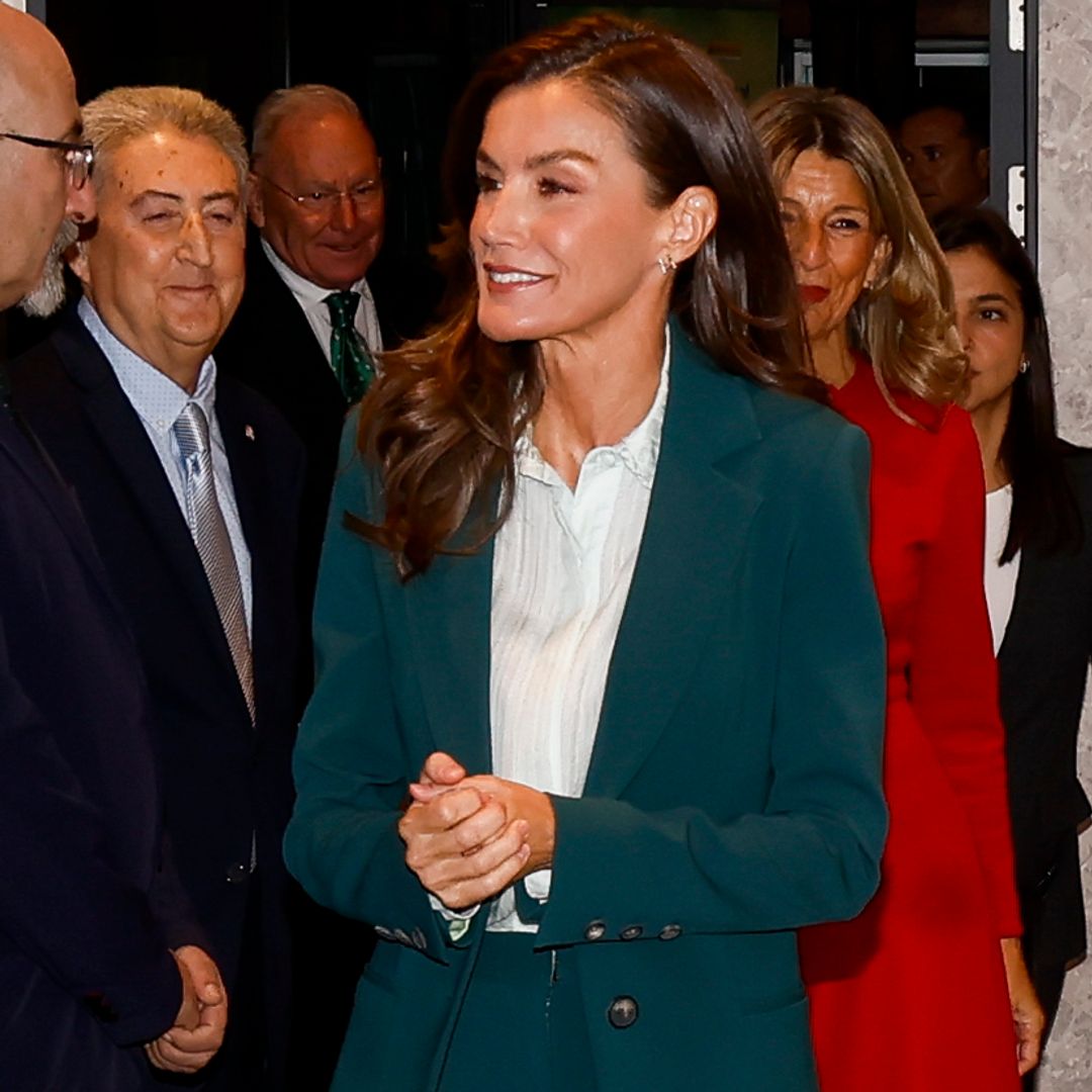La reina Letizia vuelve a recurrir a su look como mejor herramienta de comunicación: de los diamantes y el terciopelo al traje de chaqueta