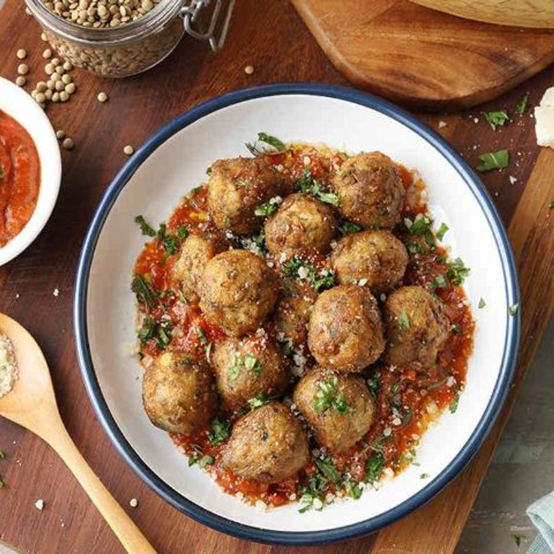 Albóndigas de lentejas con salsa de tomate y romero