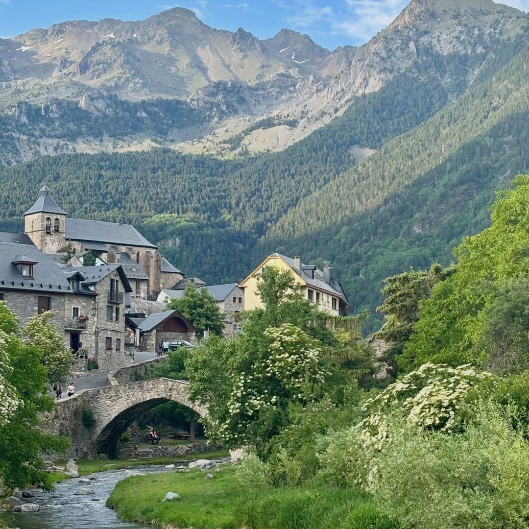 El encantador pueblo del Pirineo aragonés que es un paraíso de montaña y cuenta con un festival de música sobre el lago