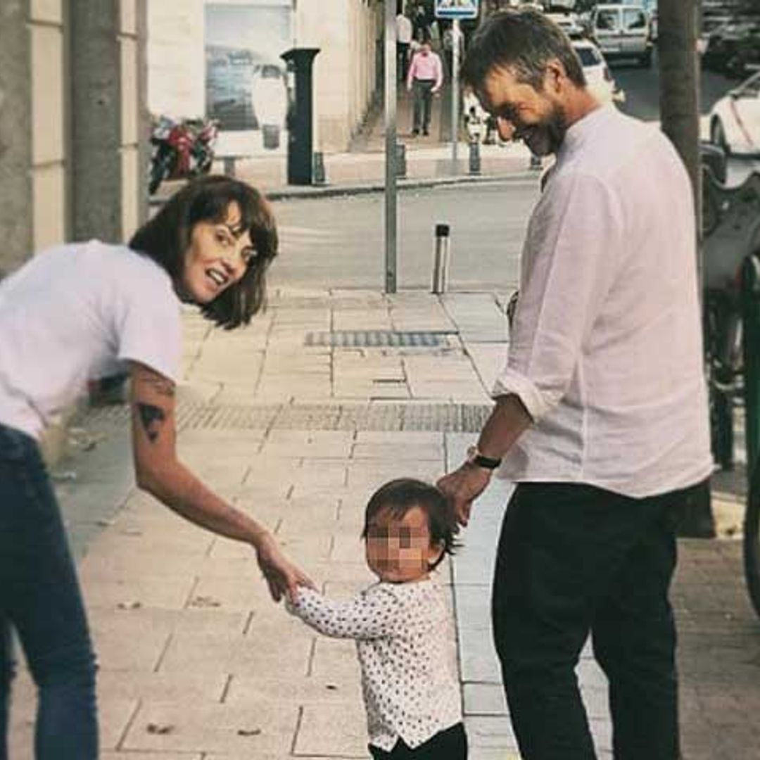 Vega comparte los primeros pasitos de su hija con una tierna foto familiar
