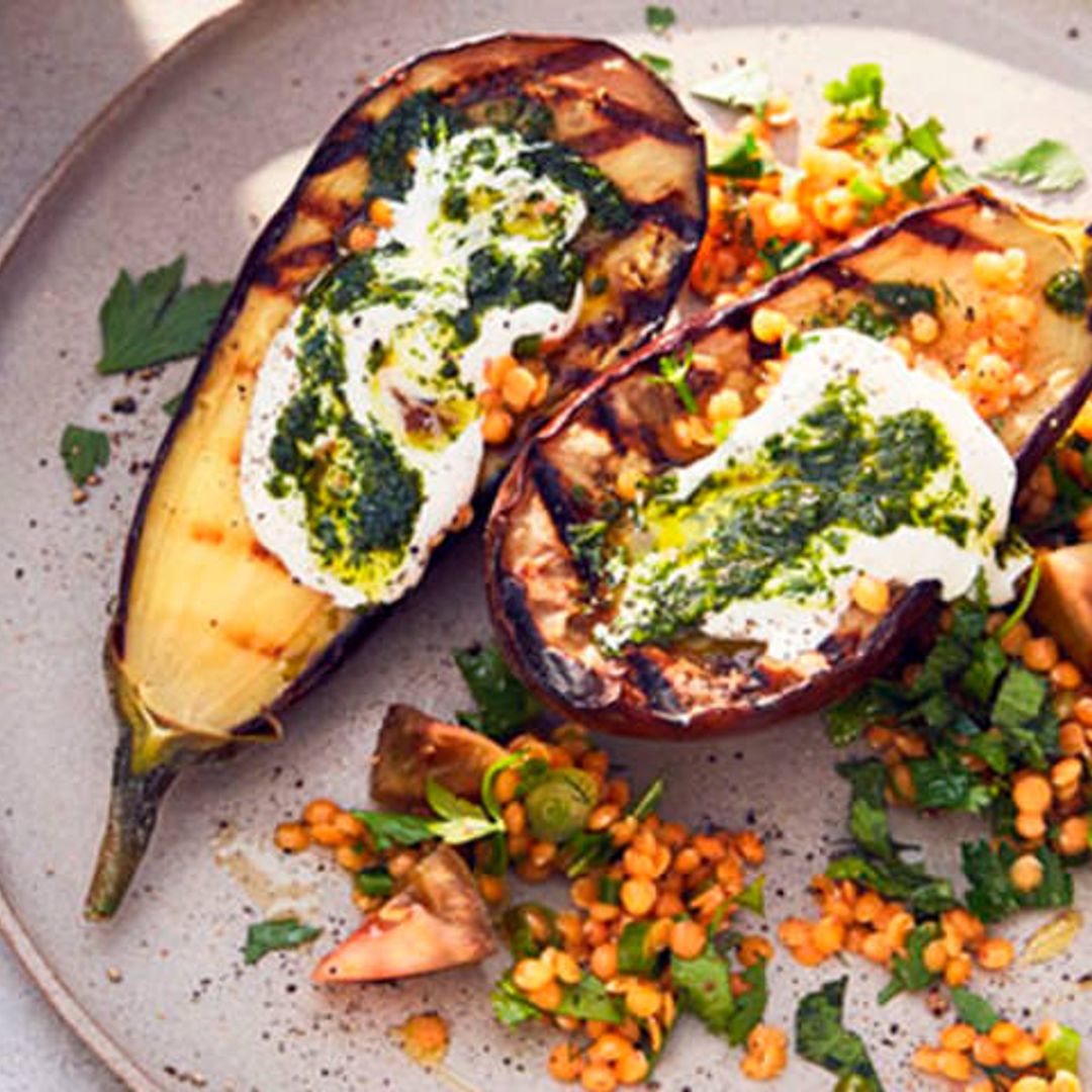 Berenjenas con yogur y lentejas aliñadas