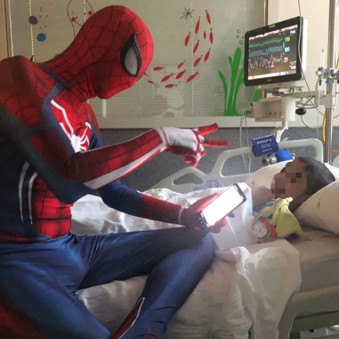 De la bata de médico al traje de Spider-Man: el pediatra asturiano que inspira a niños y recibió la felicitación de Tom Holland