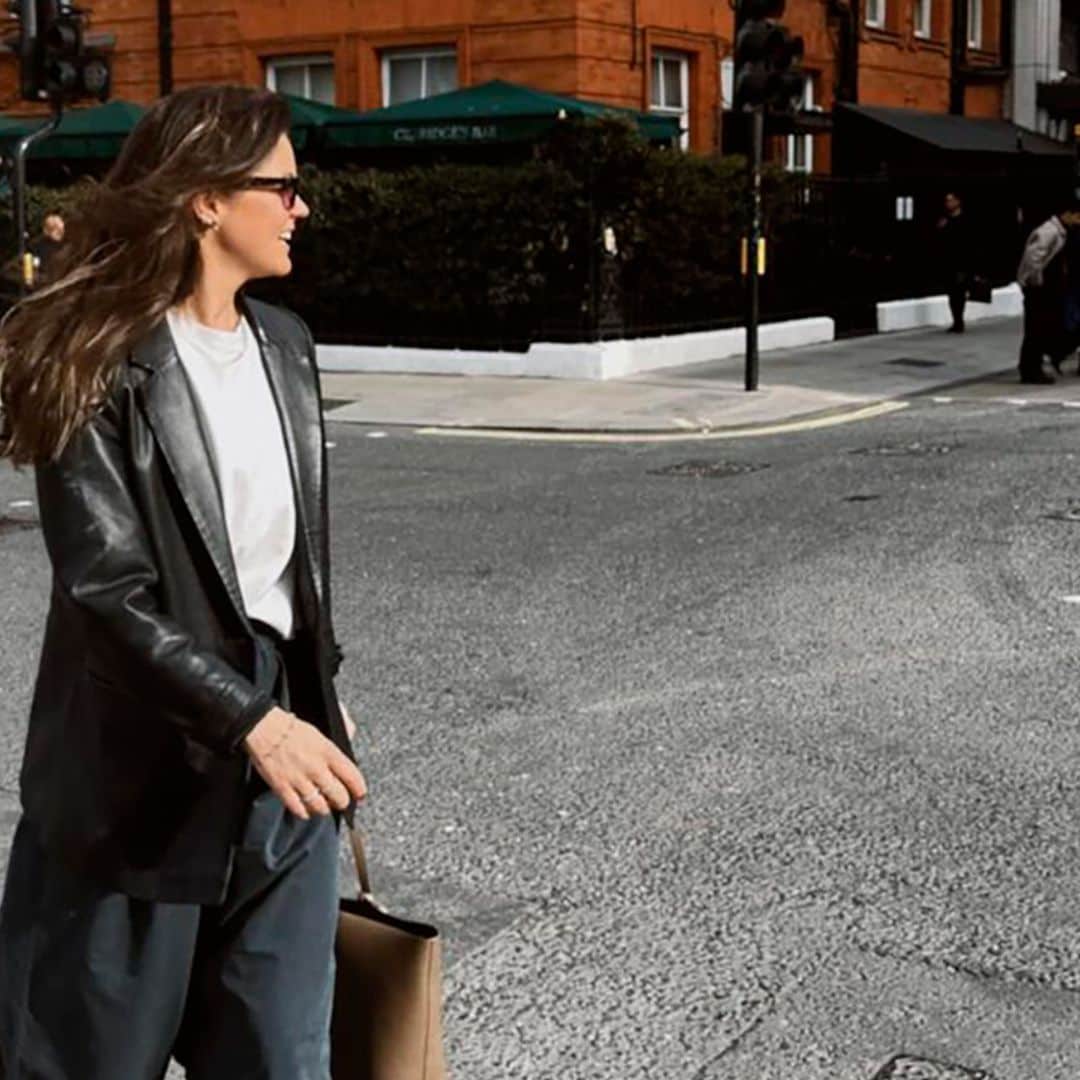 Los estilosos looks de entretiempo de Isabelle Junot para su escapada con amigas a Londres