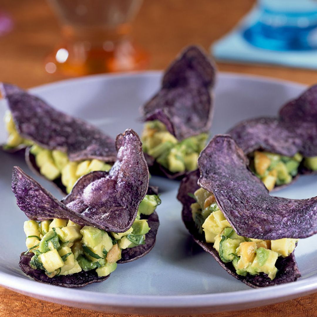 Aperitivo de patata morada, aguacate y cacahuete