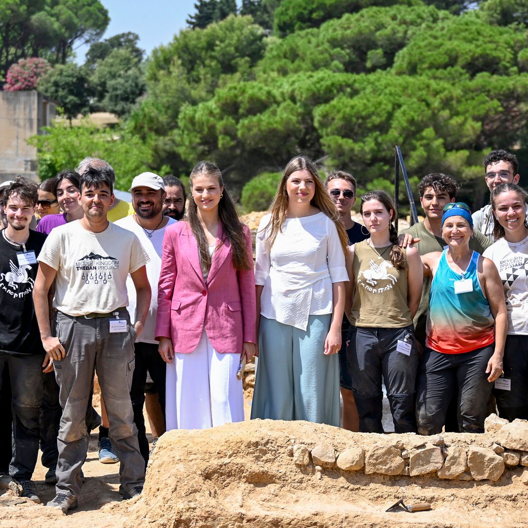 La princesa Leonor y la infanta Sofía cambian el fútbol por la historia en su visita a Empúries