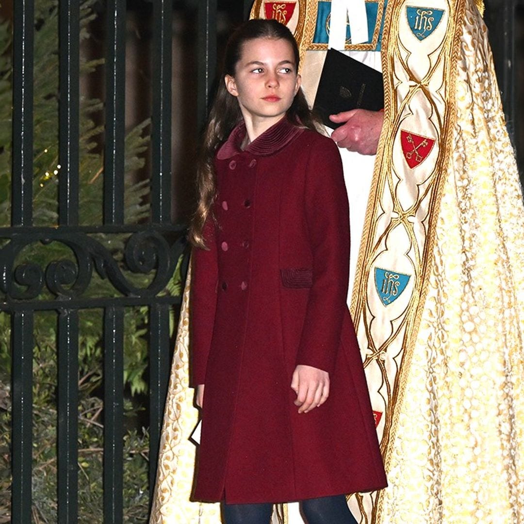 El coqueto look de la princesa Charlotte en el concierto navideño: abrigo burgundy, ‘Mary Janes’ y lazo al cabello