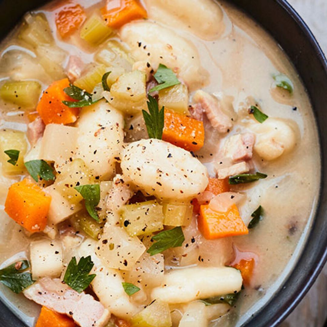 Guiso de ñoquis con verduras y panceta