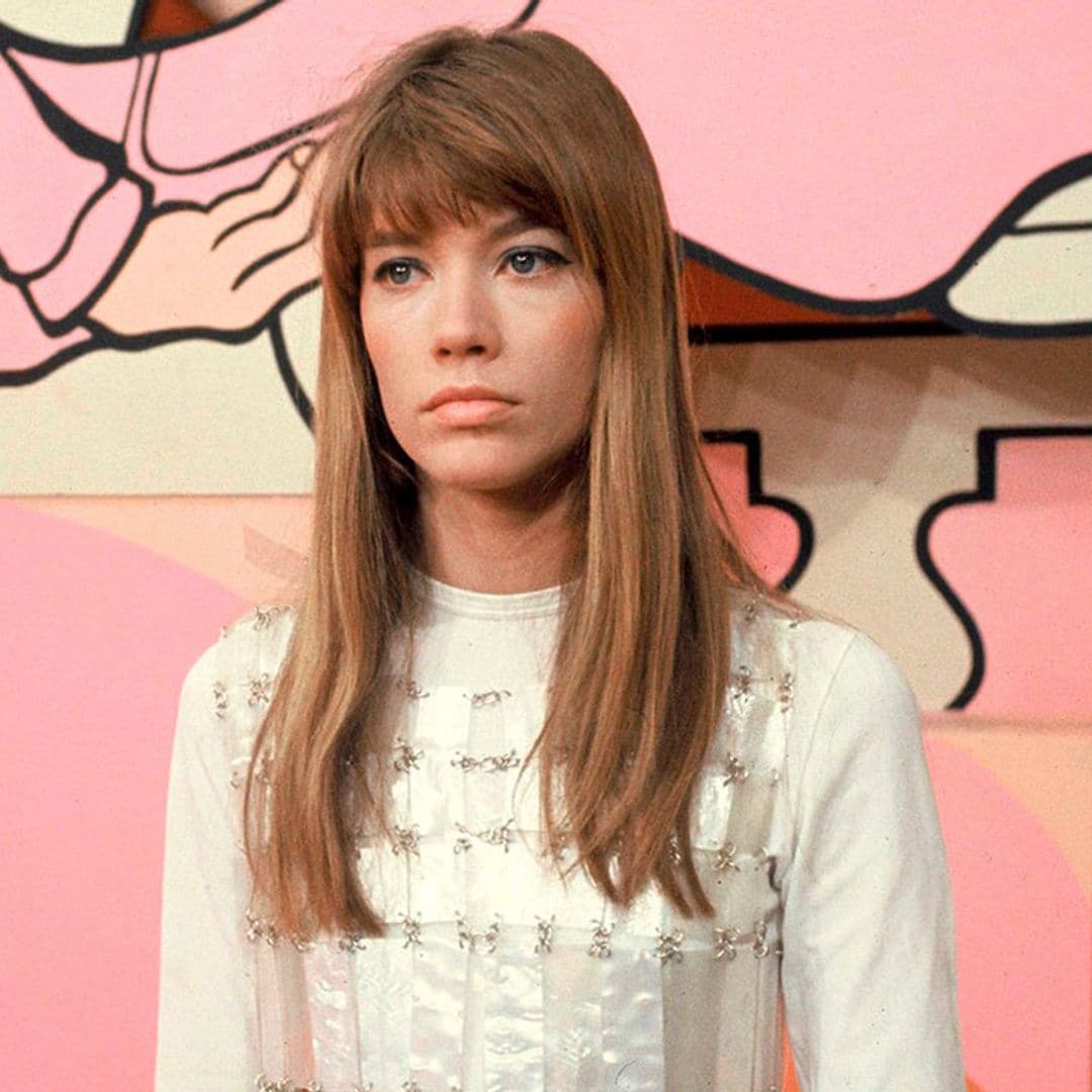 Muere Françoise Hardy, la musa de Paco Rabanne que lució el vestido más transgresor y caro de los 60