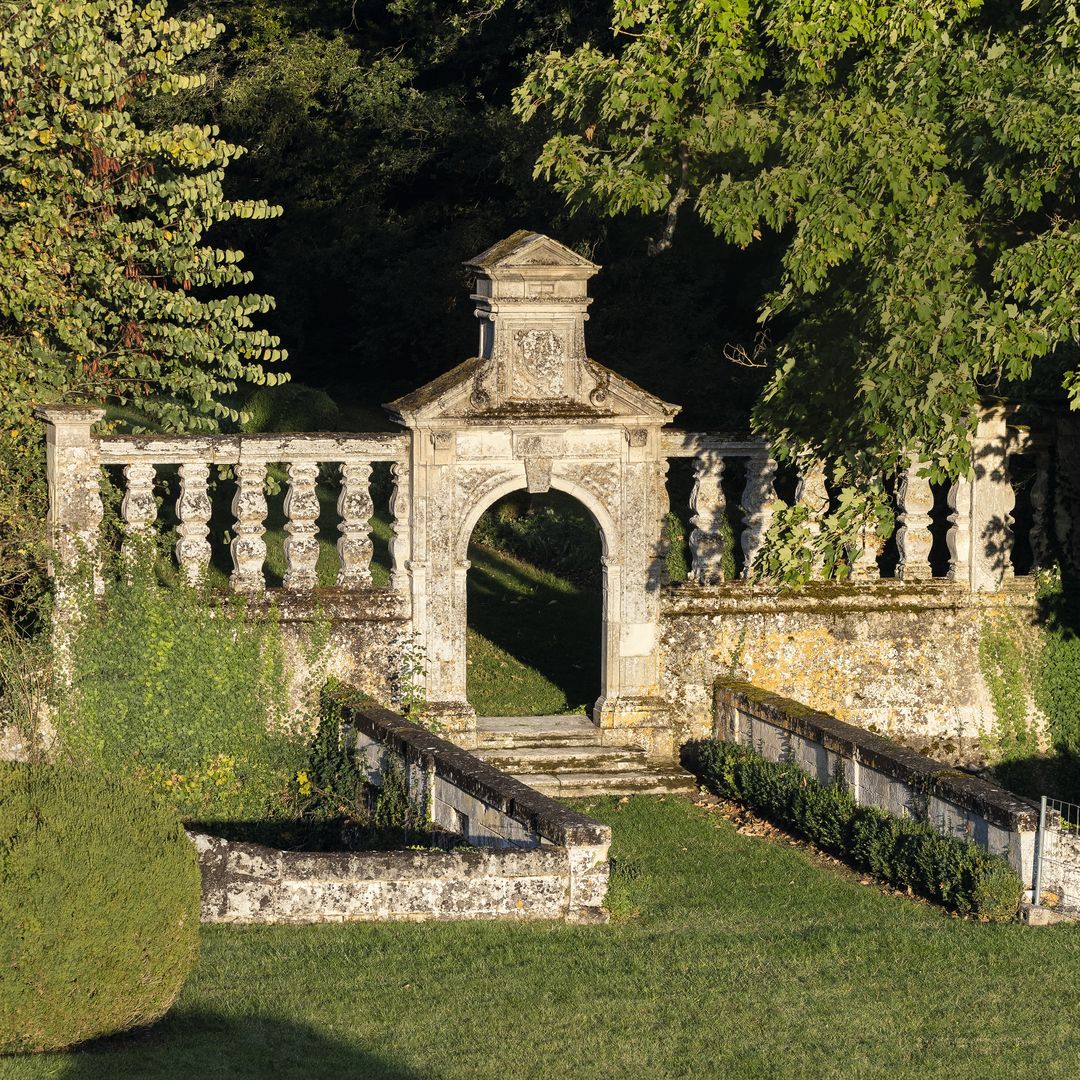 . En la imagen, el arco que erigió en el castillo de Louis Albert