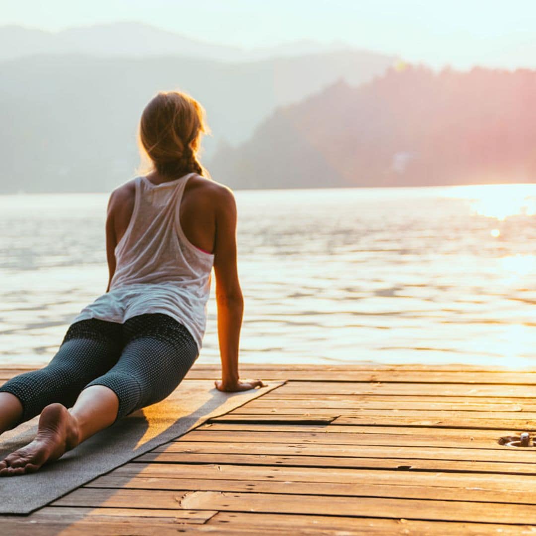 Las 12 posturas de yoga del saludo al sol