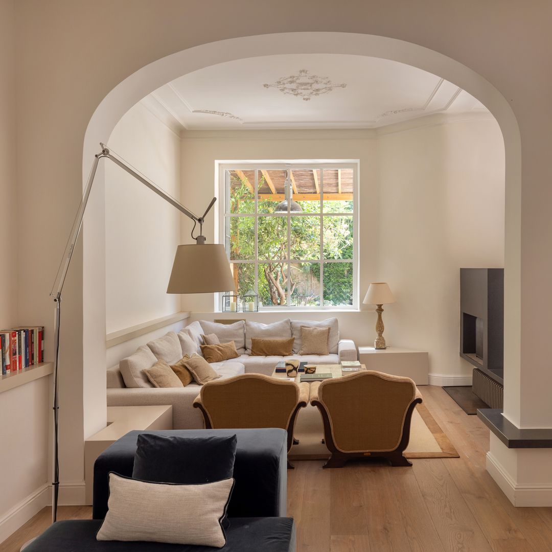 Este dúplex en Barcelona cambia las reglas: patio, piscina urbana y una reforma para vivir como en el campo