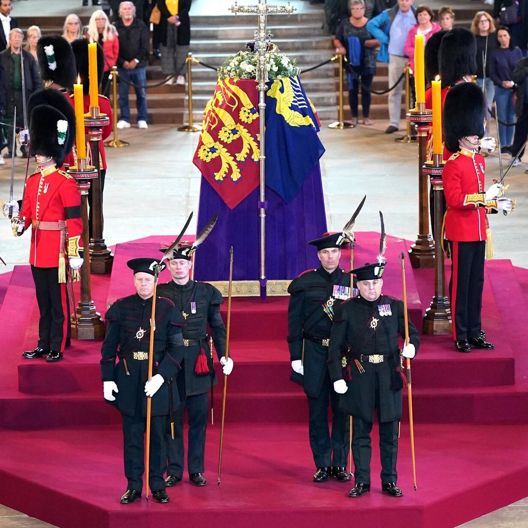 Guardia real colapsa durante el funeral de la reina Isabel II: ¿cuánto tiempo deben permanecer de pie?