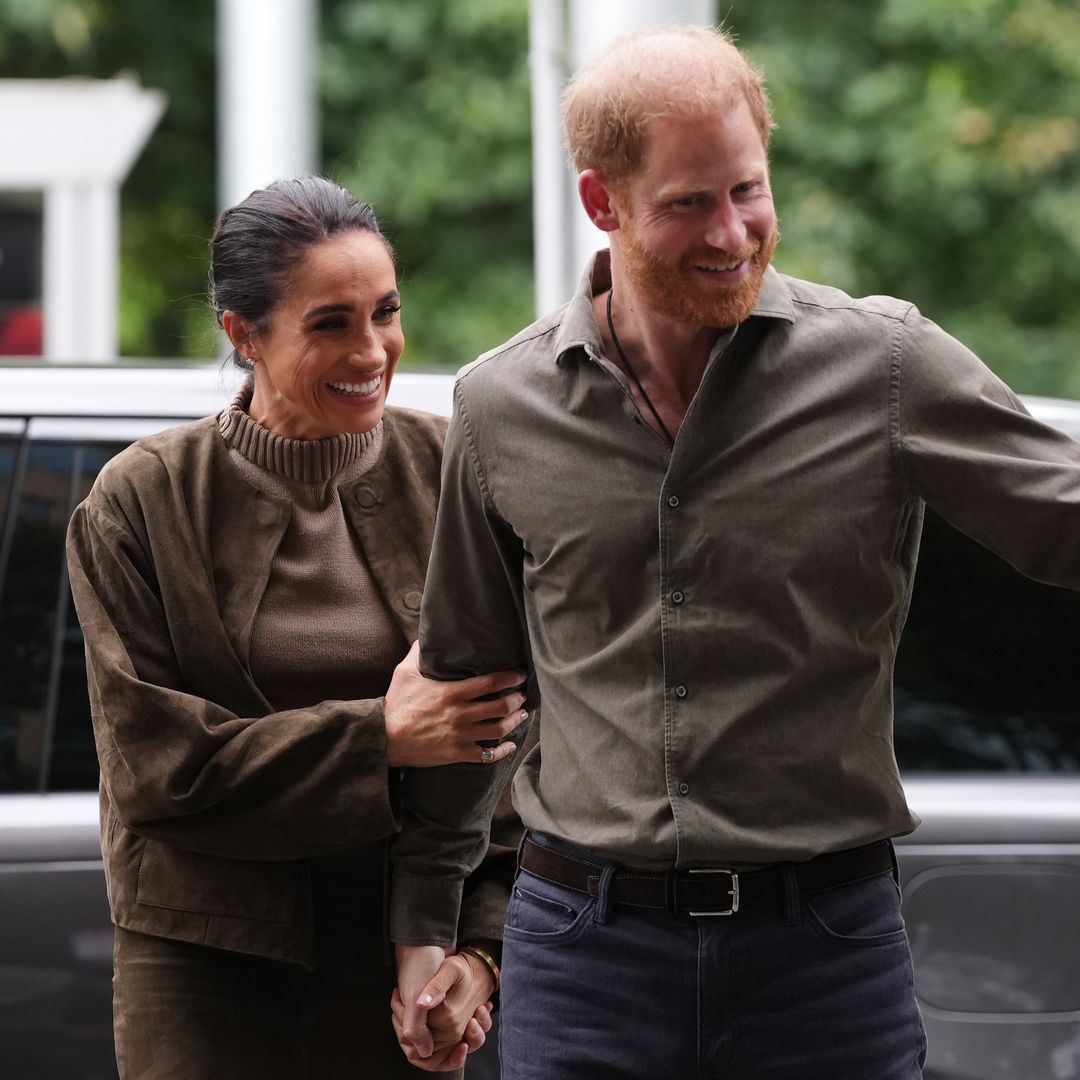 El nuevo vídeo de los príncipes Archie (7 años) y Lilibet (5) que te va a enamorar: así van al colegio con su perro los hijos de Meghan y Harry