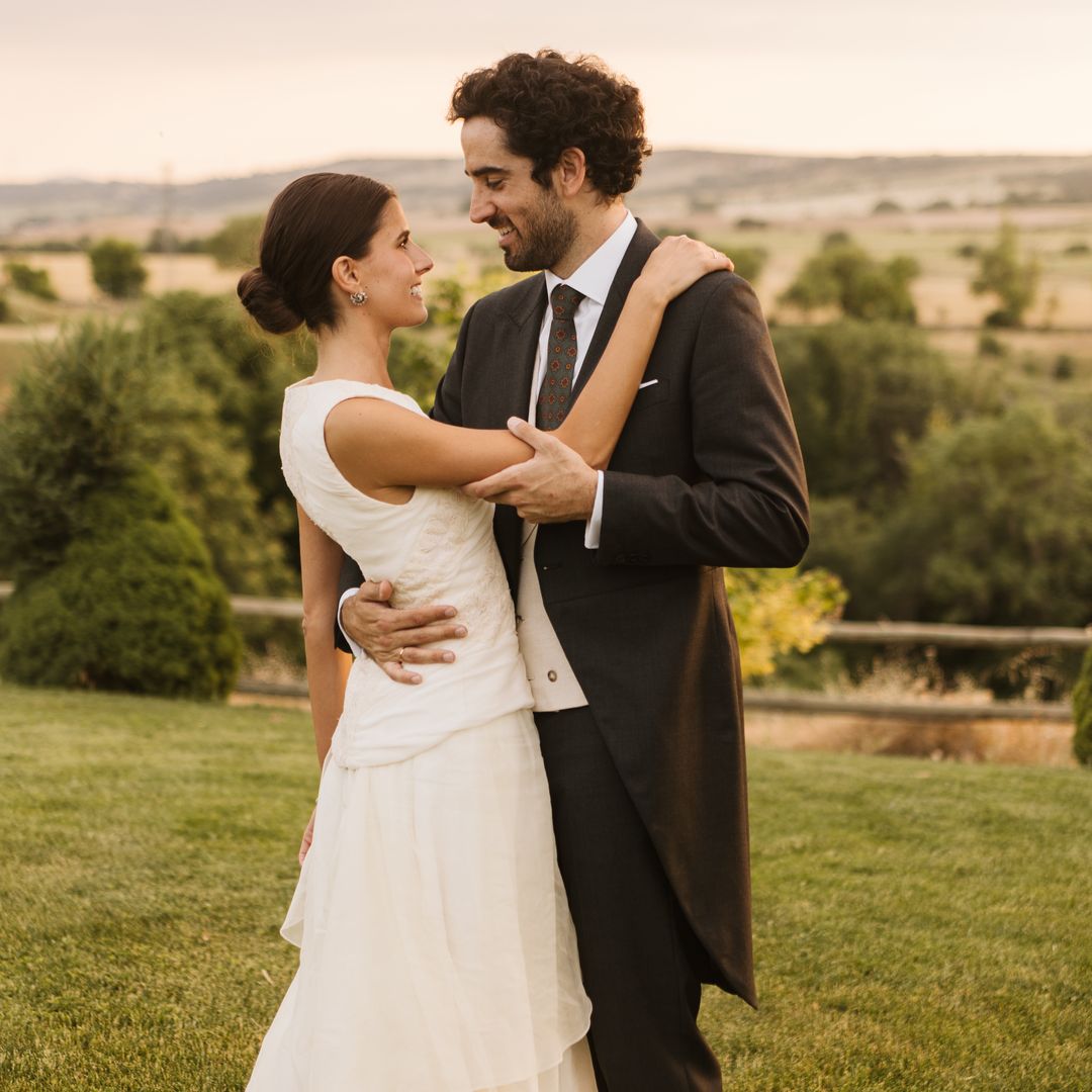 Natalia, la novia experta en perfumes que decoró su boda silvestre con velas de Loewe y llevó un vestido de mangas desmontables con joyas de su abuela