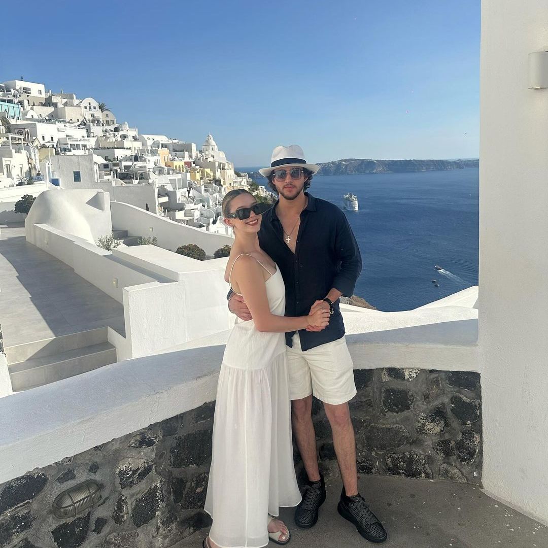 Mía Rubín y su novio Tarik Othon en Santorini, julio 2024