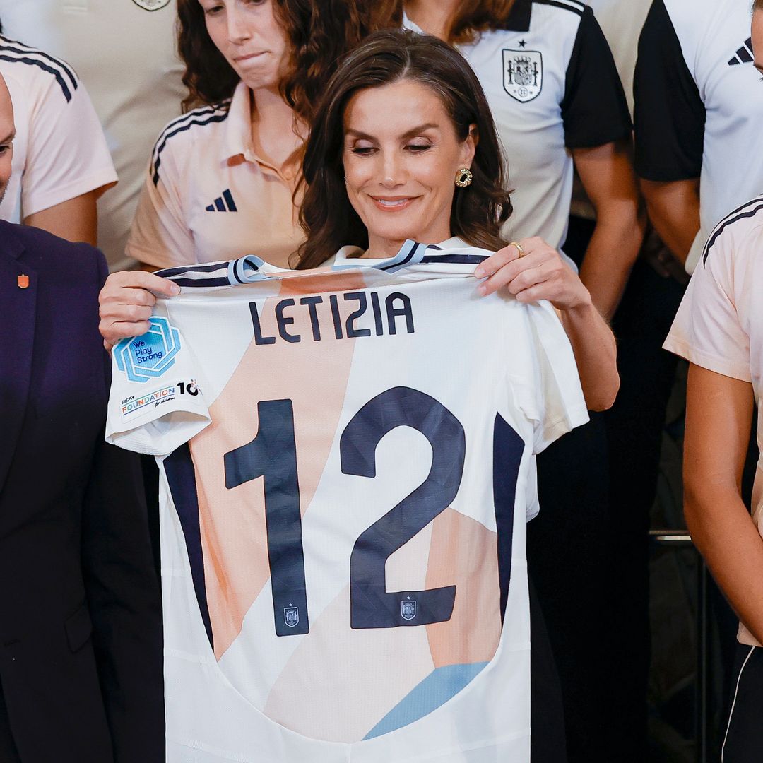 La reina Letizia, una más de la selección española: combo ganador y camiseta con su nombre