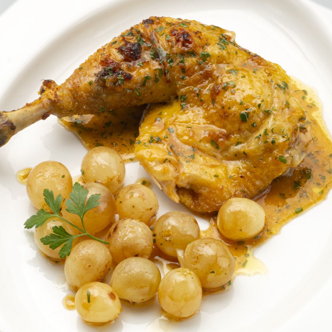 Pollo asado con uvas