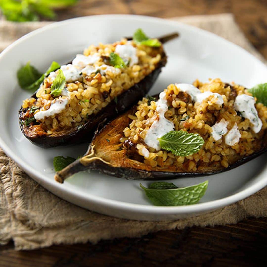 Berenjenas asadas picantes rellenas de bulgur con yogur al cilantro