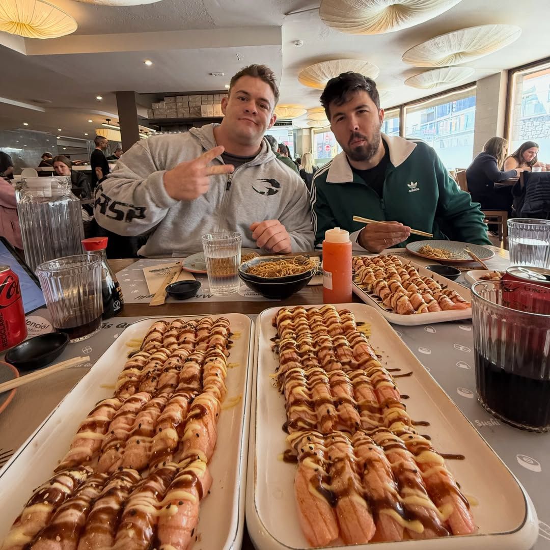 El youtuber y el culturista comiendo saludable juntos