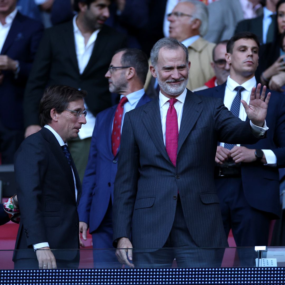 Felipe VI, uno más en el Metropolitano animando al Atlético de Madrid… ¡y con Almeida y Cerezo de compañeros de grada!