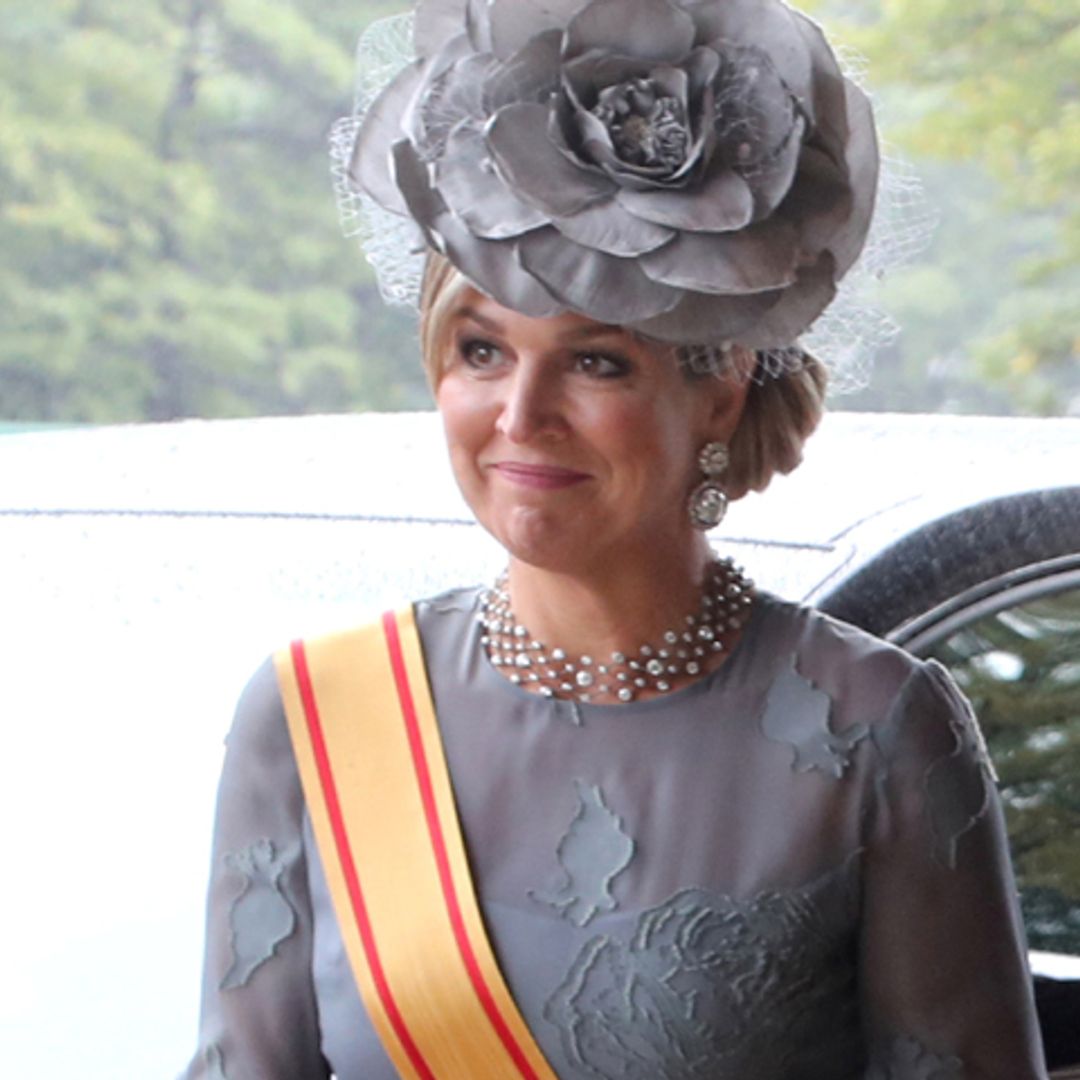 Duelo 'royal' en Japón: del vestido-capa a los tocados más fascinantes