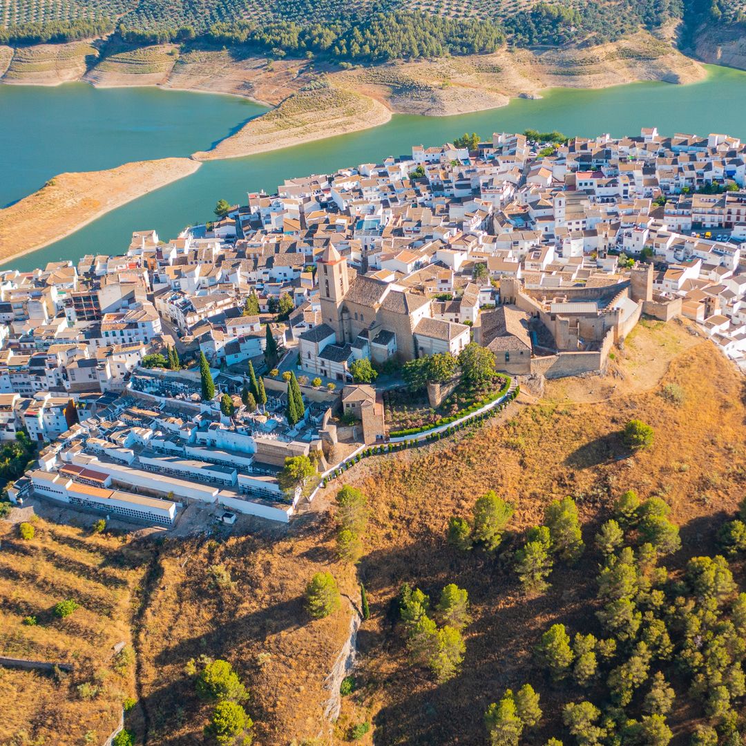 Iznájar, asomado al embalse del mismo nombre, Córdoba
