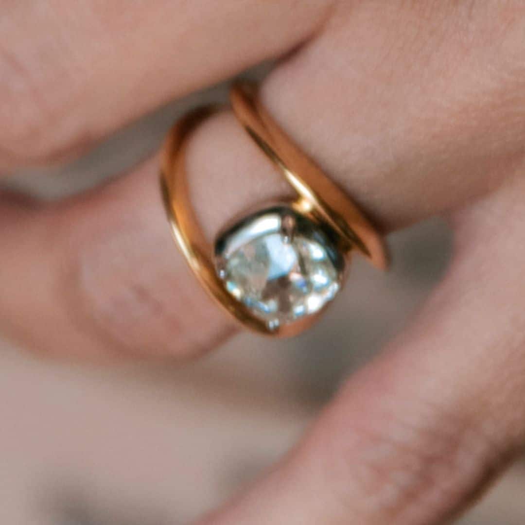 Detalle de la alianza de la empresaria y diseñadora, una pieza hecha a medida por Arielle Ratner, con un diamante old mine antiguo