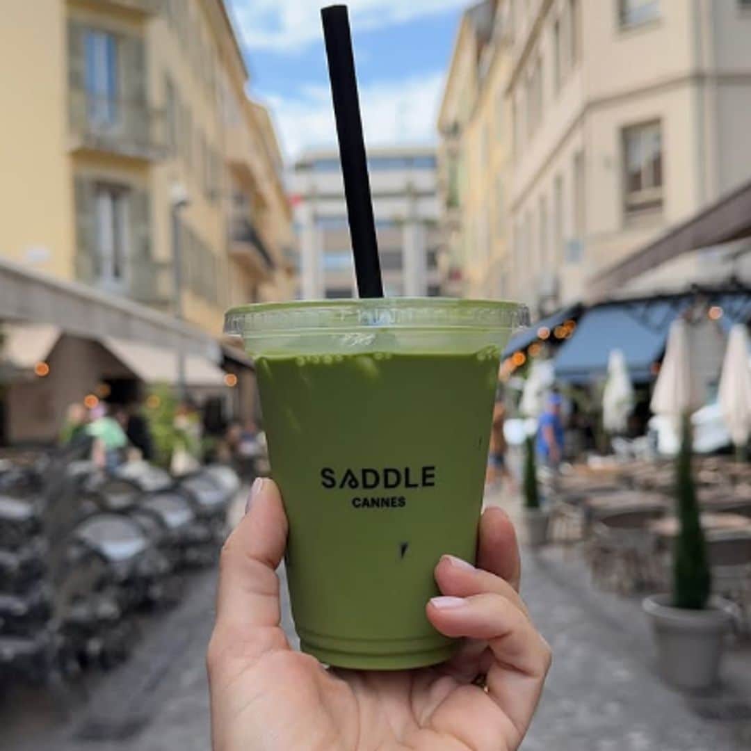 Violeta Mangriñán con un vaso de té matcha