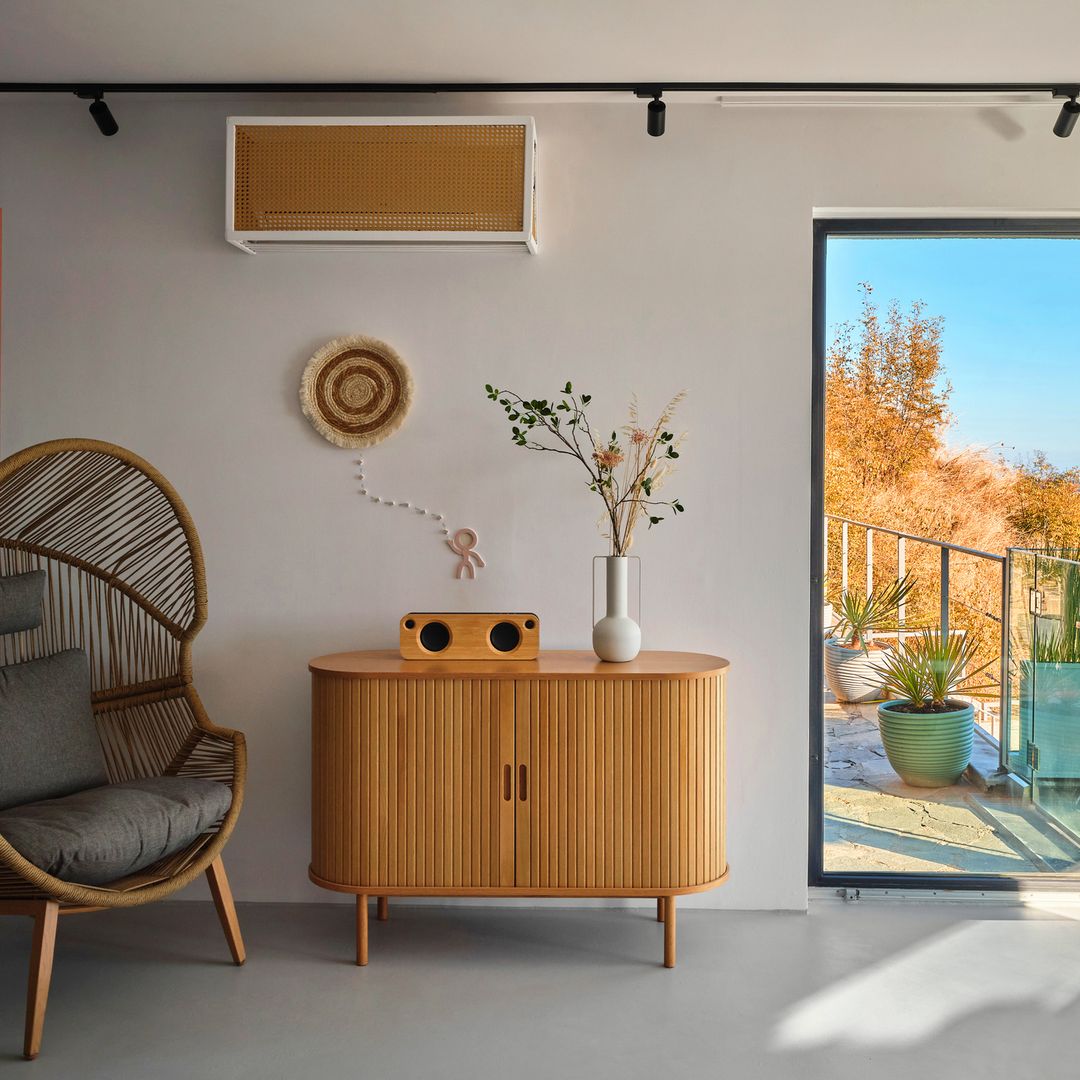 Los interioristas no esconden el aire acondicionado: estos son sus trucos para integrarlo en el salón